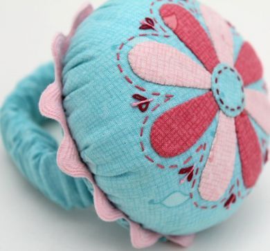 201052 Applique Club Wrist Pincushion Pattern by Hugs n Kisses