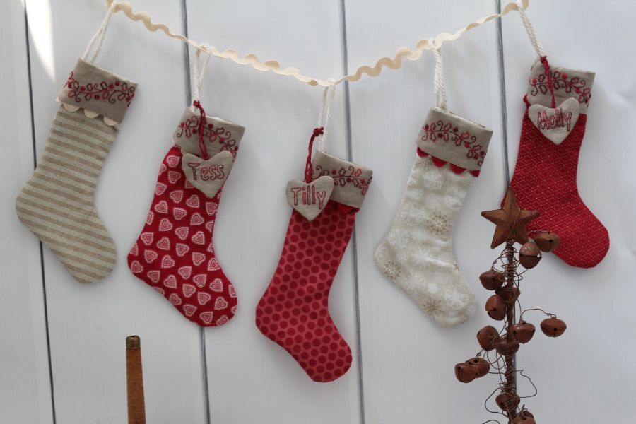 201067 Christmas Club Mini Stocking Bunting Pattern by Hugs n Kisses