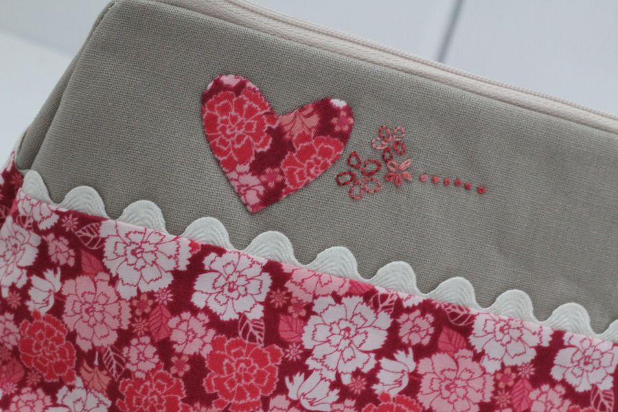 201072 Flora Vallis Pouch Pattern by Hugs n Kisses